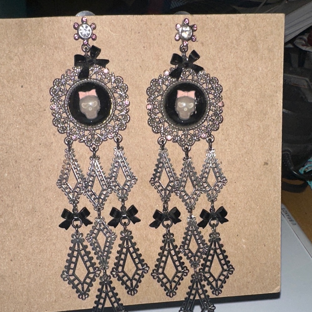 Betsey Johnson Skull Cameo Chandelier Earrings - Picture 2 of 6